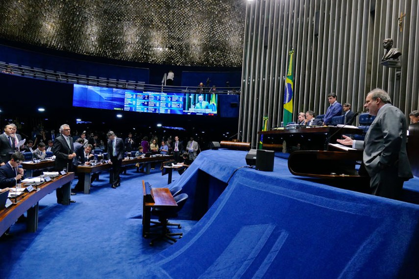 Plenário deve votar reforma política e regulamentação de aplicativos de transporte